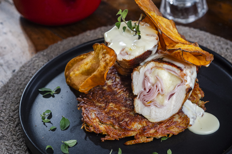 Pechugas Rellenas con queso Danbo y jamón, papas Rosti y Salsa de queso azul.