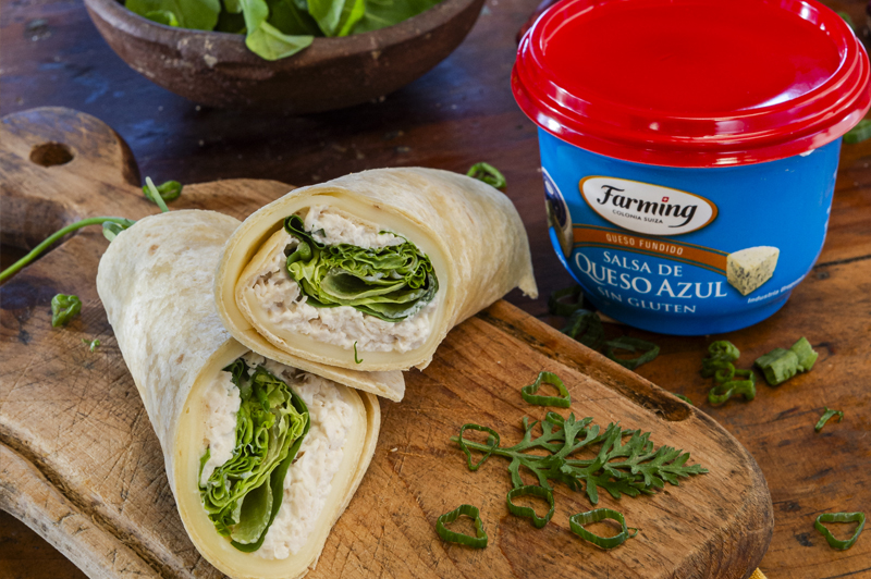 Mini Wraps de Pollo con Salsa de Queso Azul