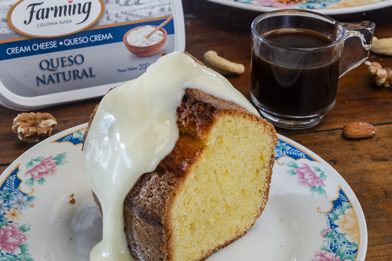Budín húmedo de naranja con frosting de queso
