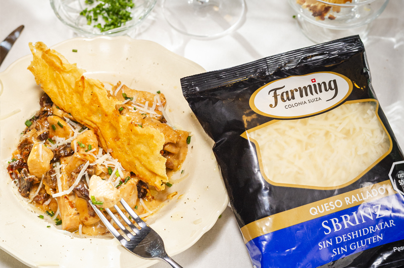 Pechugas de pollo con salsa parmesano, tomates secos y teja de queso Sbrinz