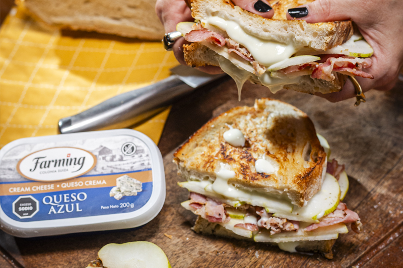Sándwich de pera y panceta y queso crema azul