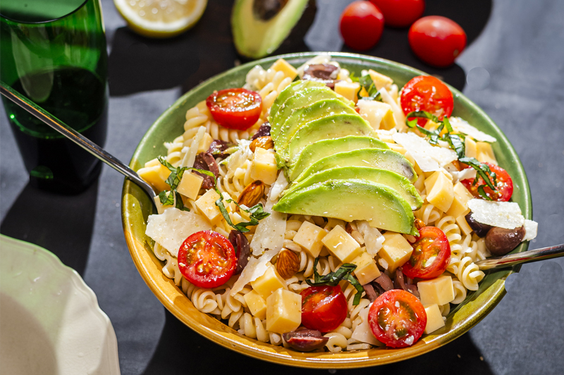 Ensalada fría de pasta con lascas de queso Viejo Español Tres Leches