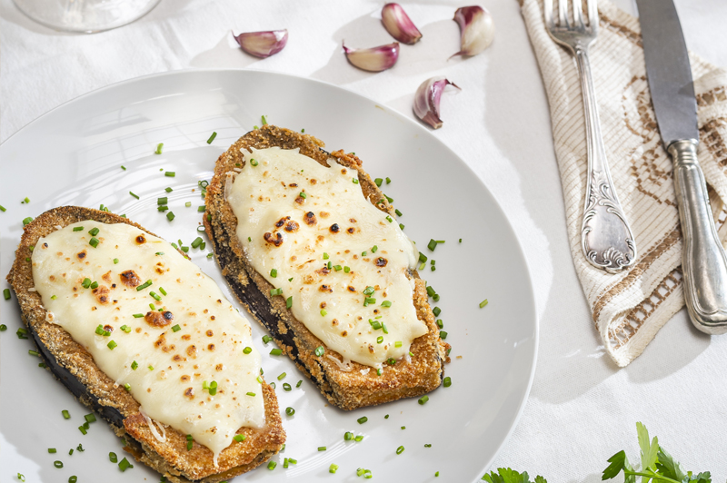 Milanesa de Berenjenas con Salsa de queso y cebolla
