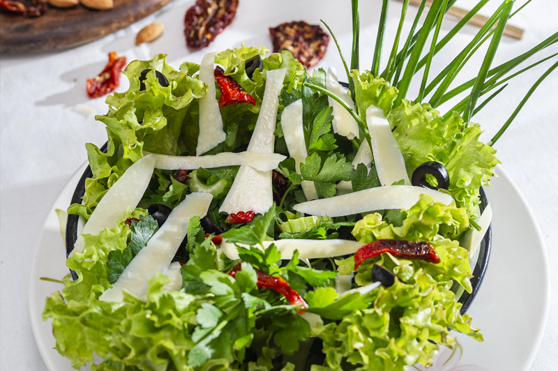 Ensalada de queso Viejo tres leches, olivas negras y perejil