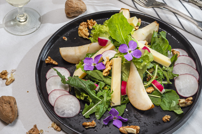 Ensalada de verdes, rabanitos y provolone