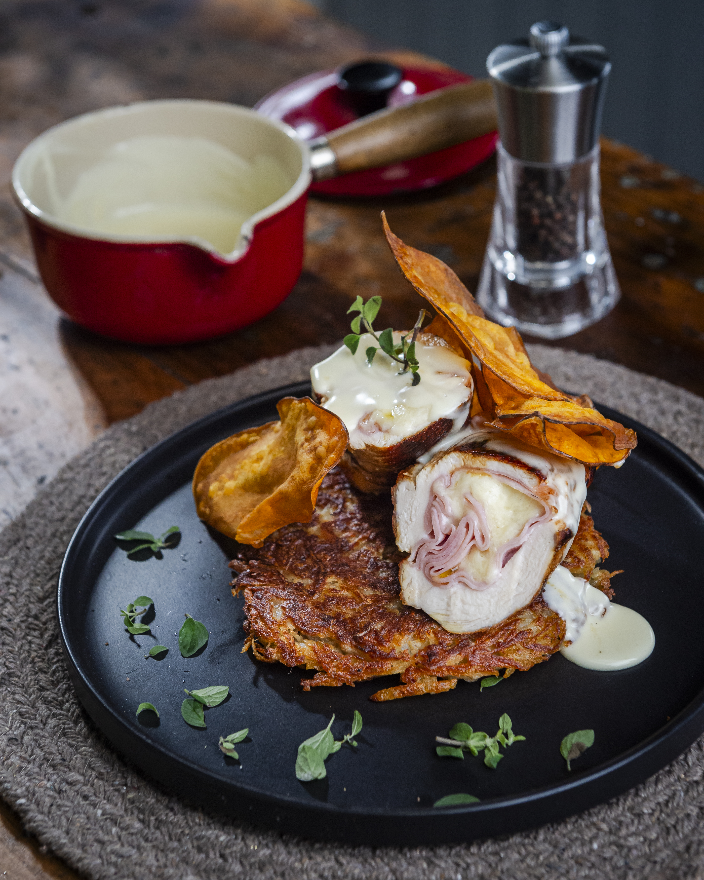 Pechugas Rellenas con queso Danbo y jamón, papas Rosti y Salsa de queso azul.