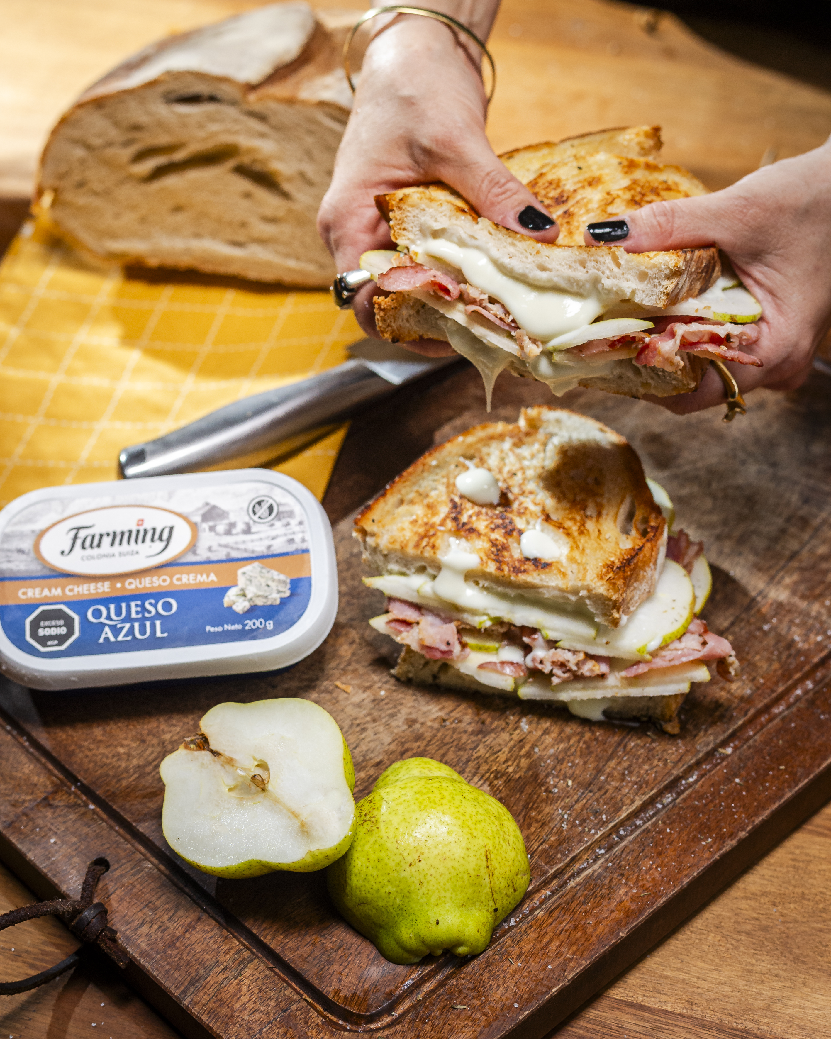 Sándwich de pera y panceta y queso crema azul