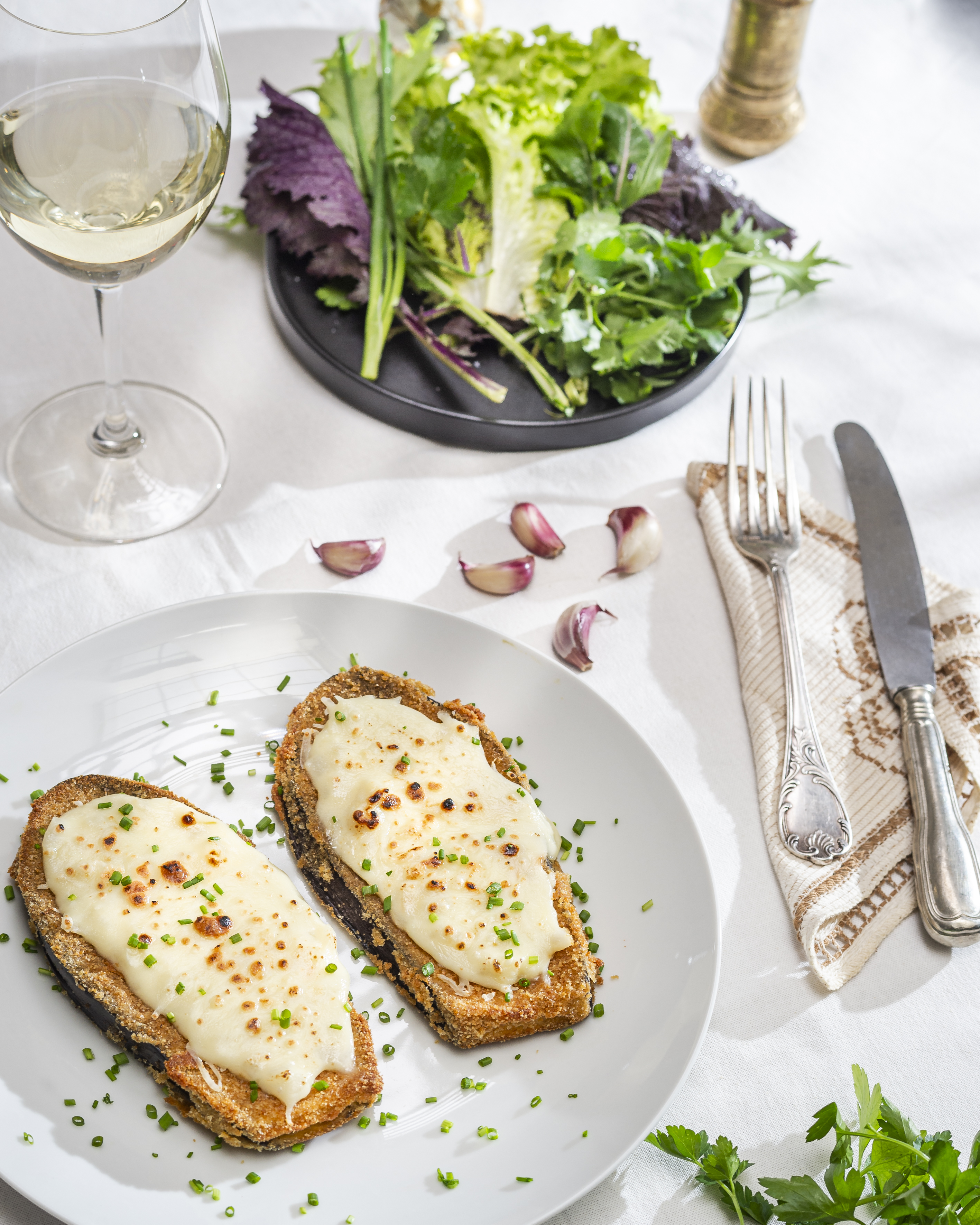 Milanesa de Berenjenas con Salsa de queso y cebolla