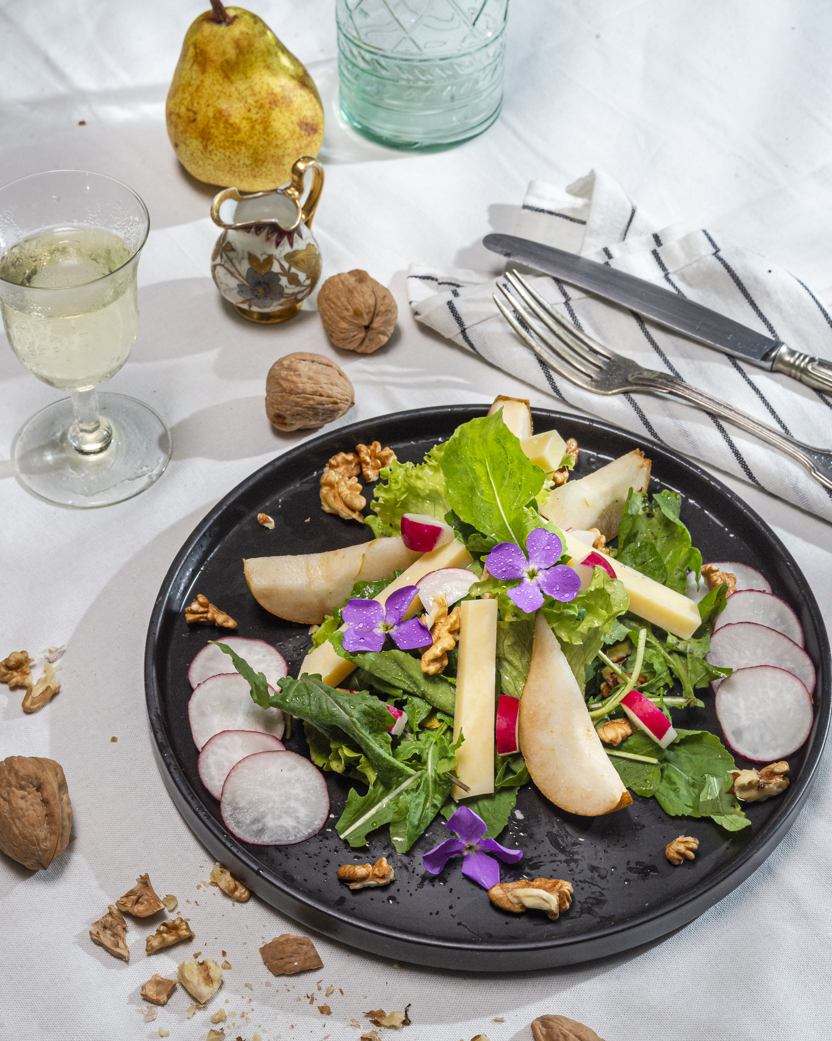 Ensalada de verdes, rabanitos y provolone