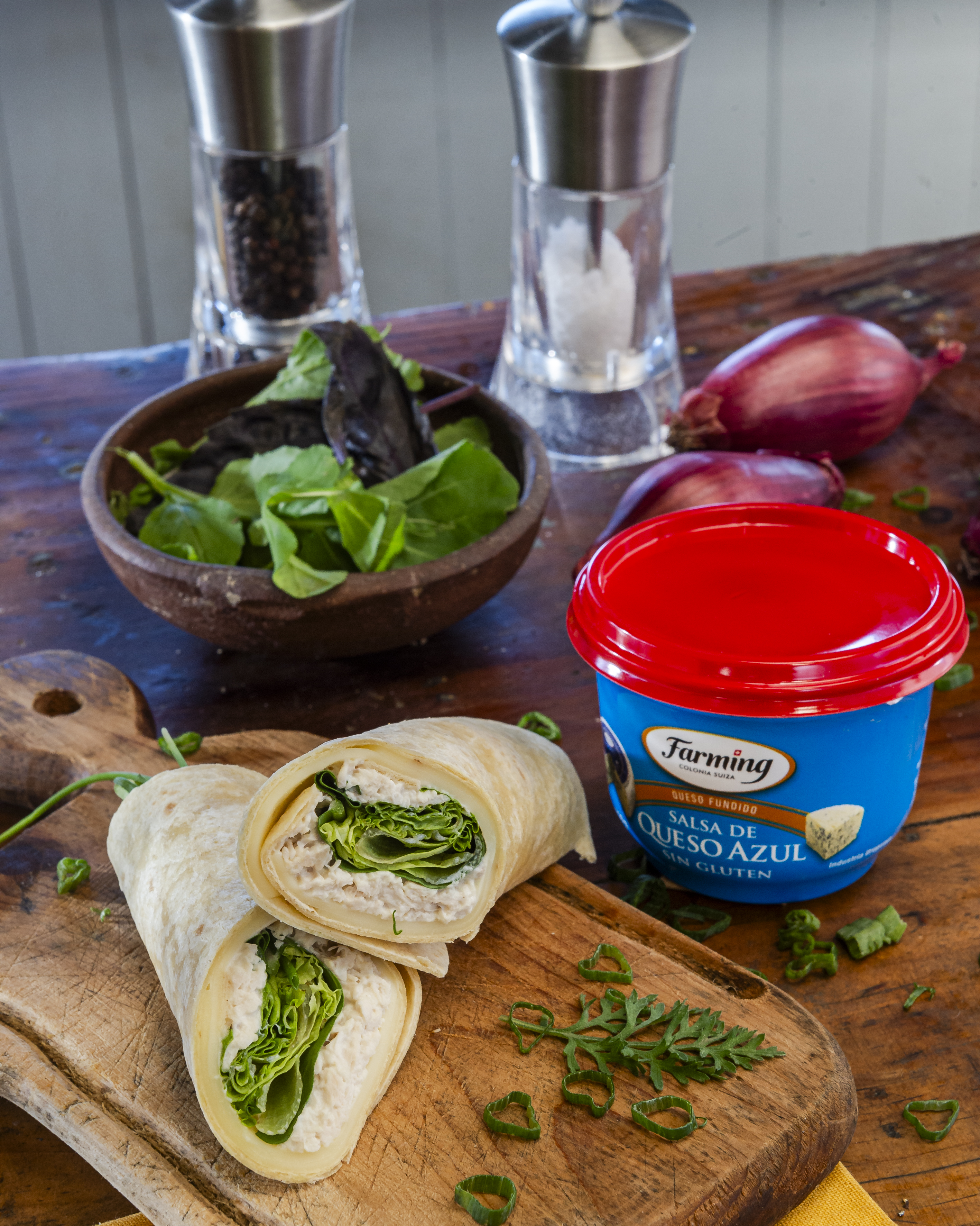 Mini Wraps de Pollo con Salsa de Queso Azul
