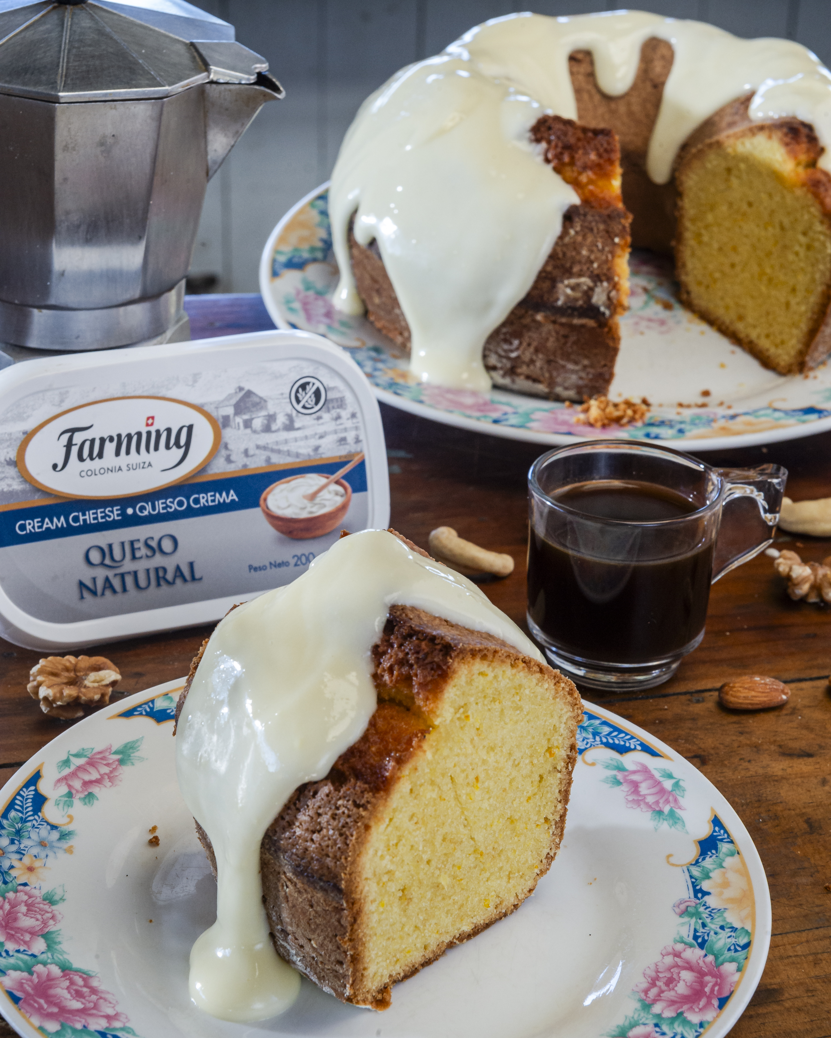 Budín húmedo de naranja con frosting de queso