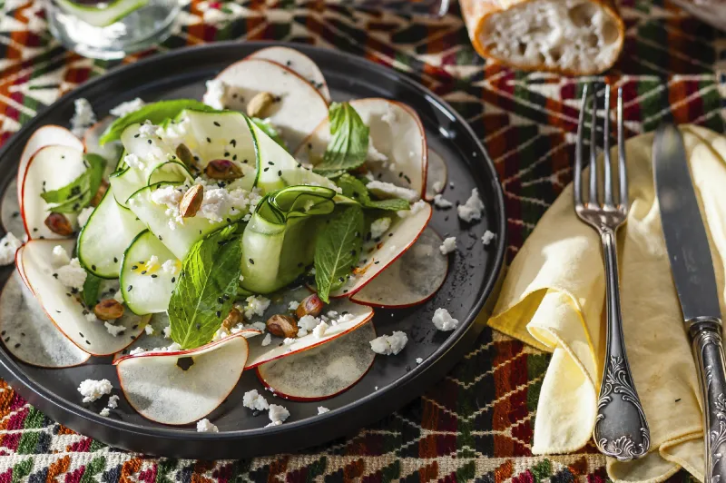 Ensalada de pepino, manzana y ricotta a la menta