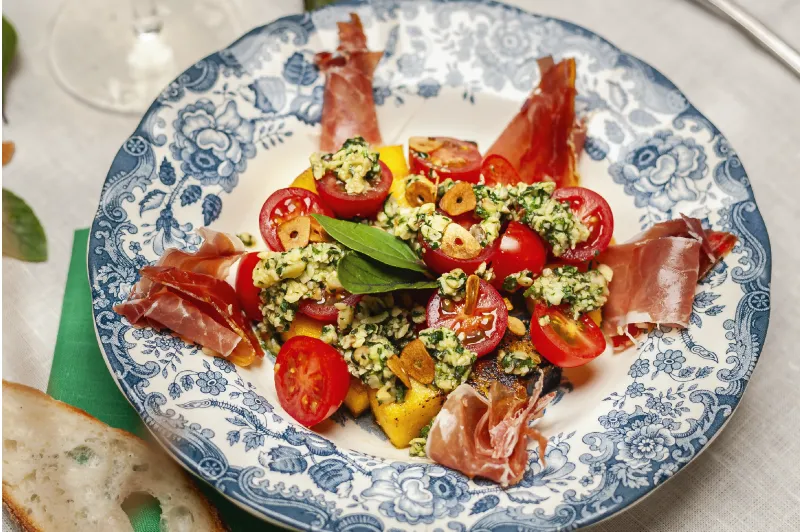 Ensalada de polenta a la plancha con pesto