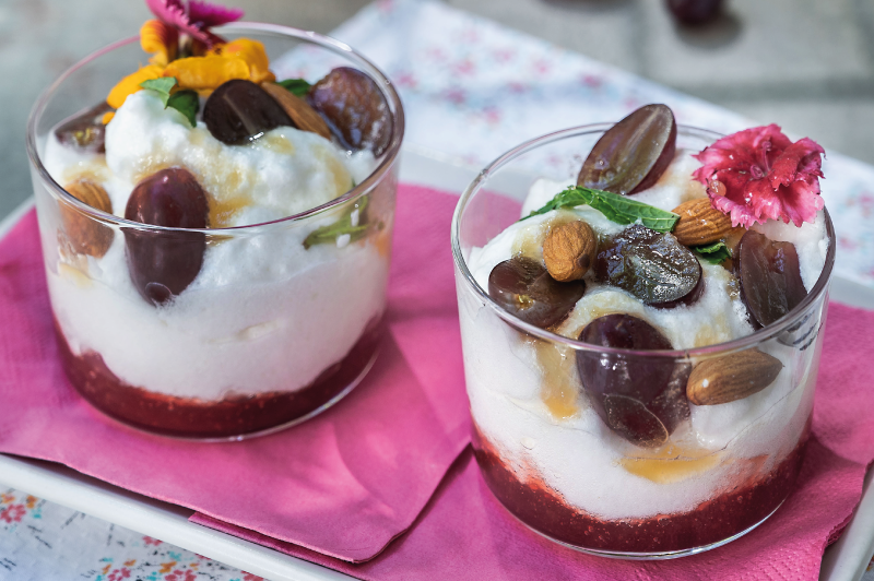 Mousse de queso crema con mermelada de frutilla y uvas