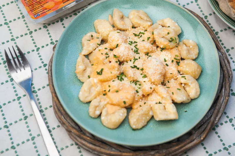 Ñoquis de ricotta con salsa rosa