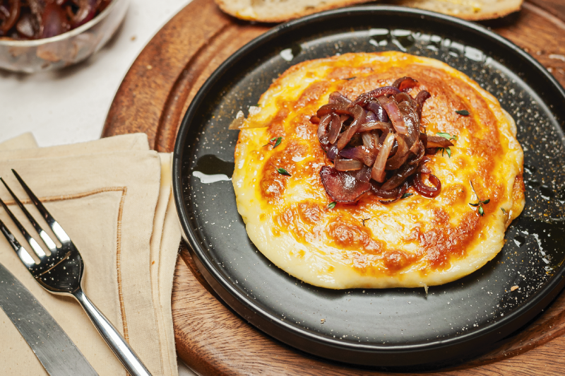 Queso provolone con cebolla caramelizada y vinagre balsámico