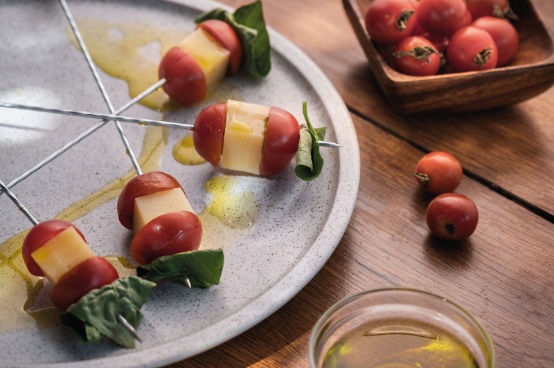Pinchos de tomate cherry, queso y albahaca