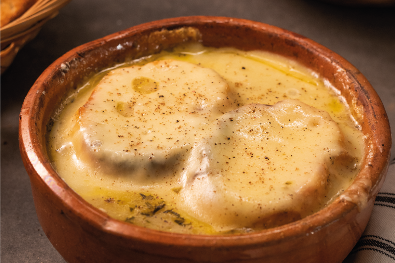 Sopa de cebolla con queso gratinado