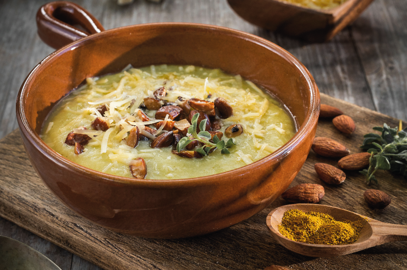 Sopa Crema de Coliflor y Cúrcuma con almendras y salvia