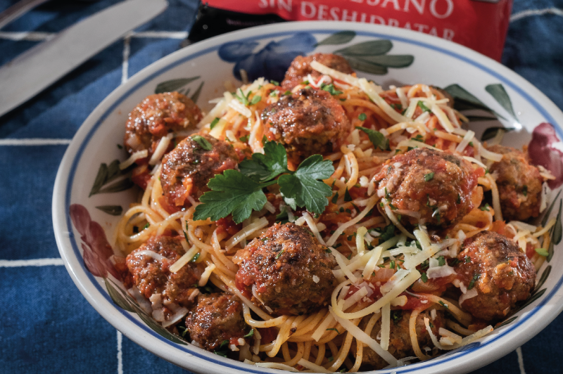 Spaghetti con albóndigas y salsa de tomate